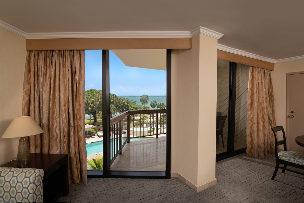 Club Suite, 1 Bedroom, Balcony - Photo 2