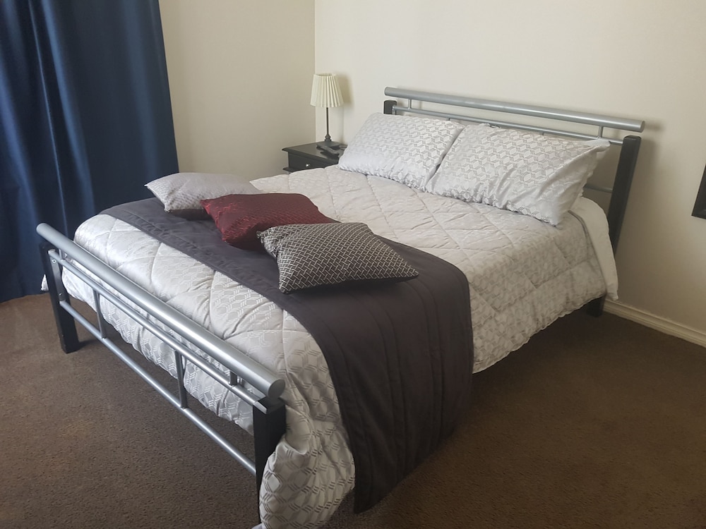 Double Room with Shared Bathroom (4)