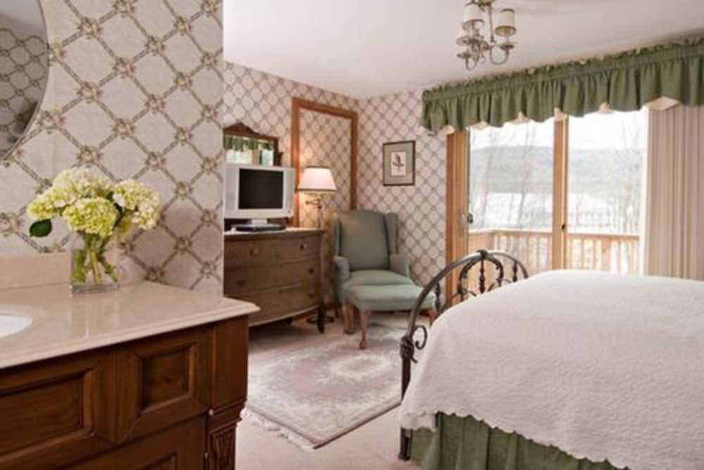 Room, Private Bathroom (Avalanche Falls) (Only Kids Ages 12+ and only service animals Allowed)