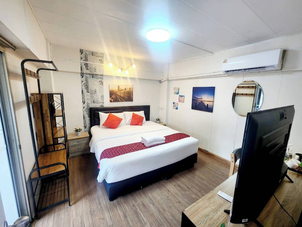 Deluxe Room thumbnail 5