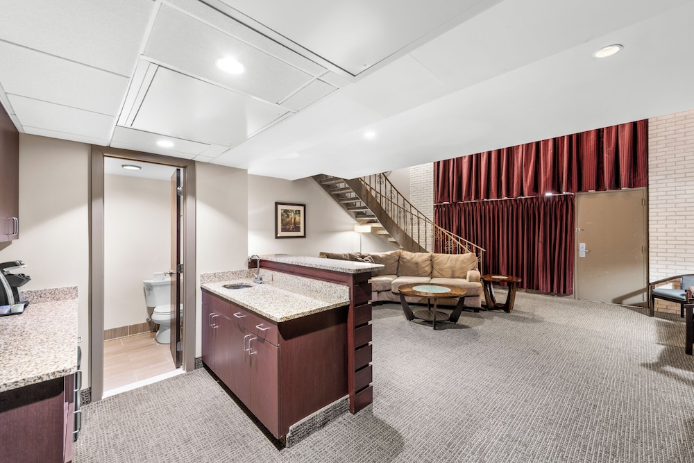 Suite, 1 Queen Bed, Non Smoking photo 3