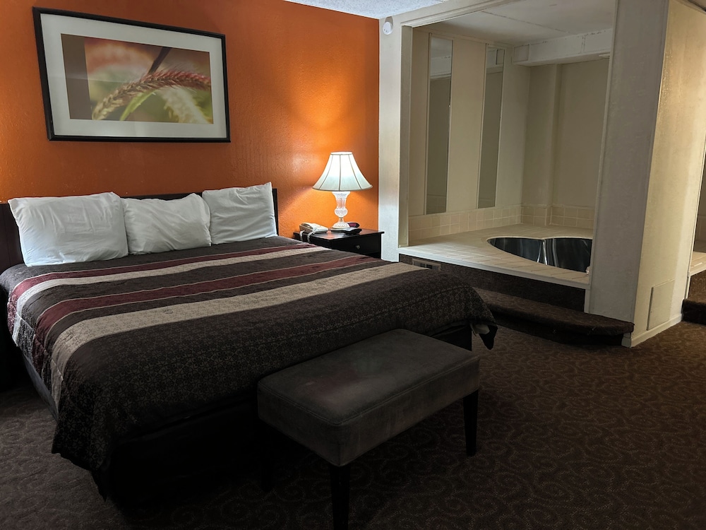 Suite, 1 King Bed, Hot Tub photo 3