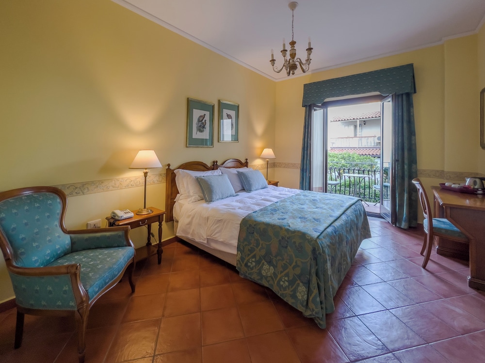Standard Triple Room, 1 Bedroom, Partial Sea View photo 2