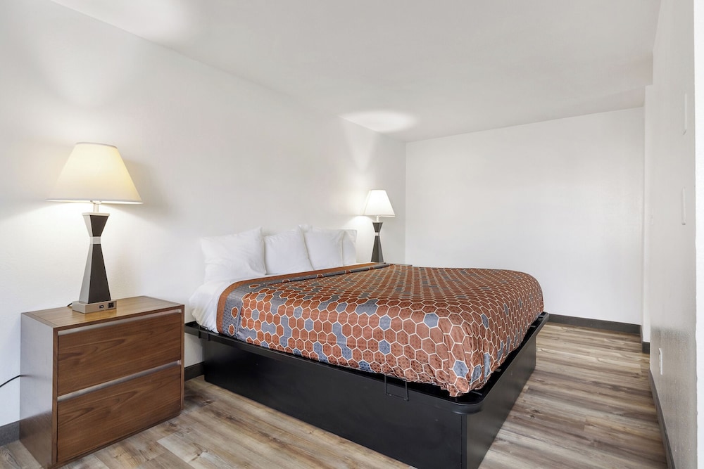 Deluxe Suite, 1 Queen Bed, Kitchenette