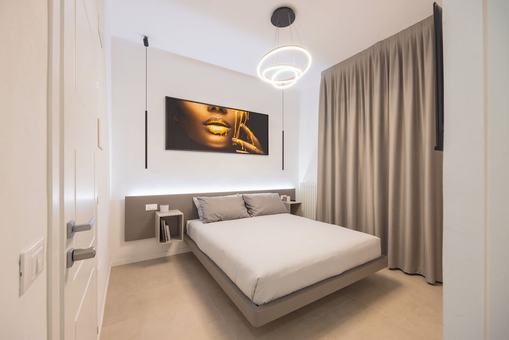 Luxury Room, 1 King Bed, Private Bathroom, City View