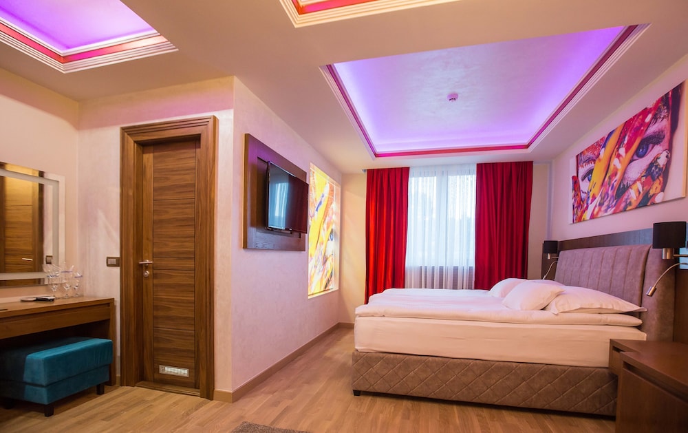 Romantic Studio Suite photo 1
