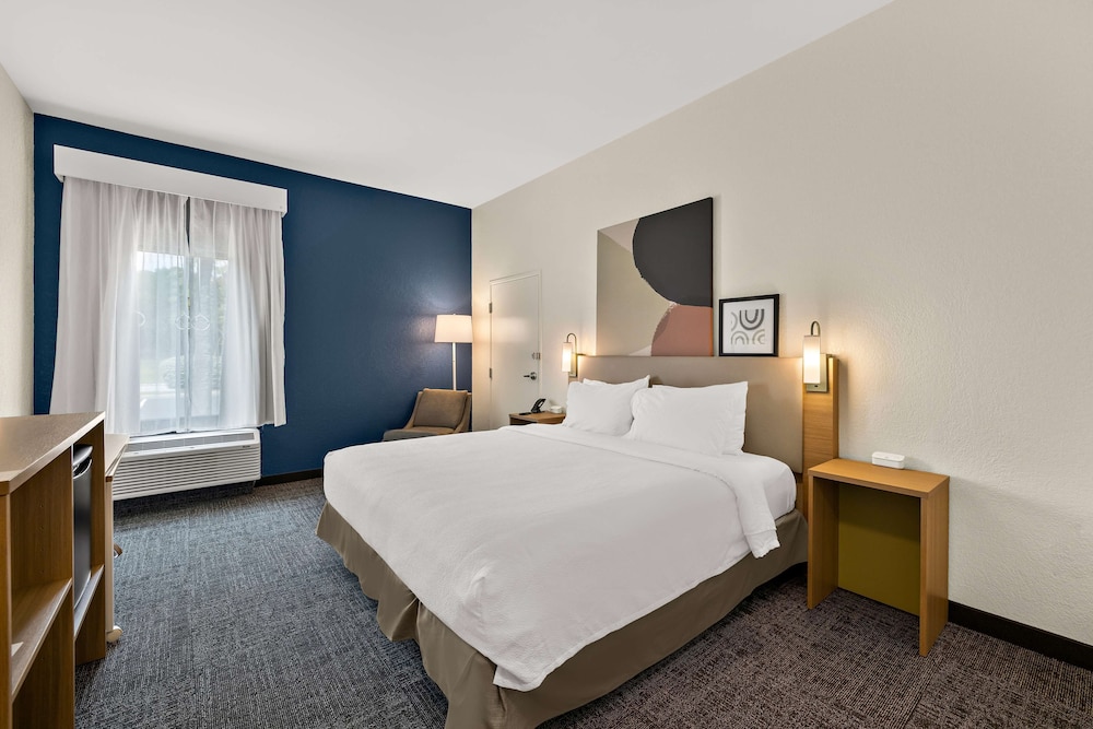 Room, 1 King Bed, Accessible (Mobility & Hearing, Roll-In Shower) - Photo 5