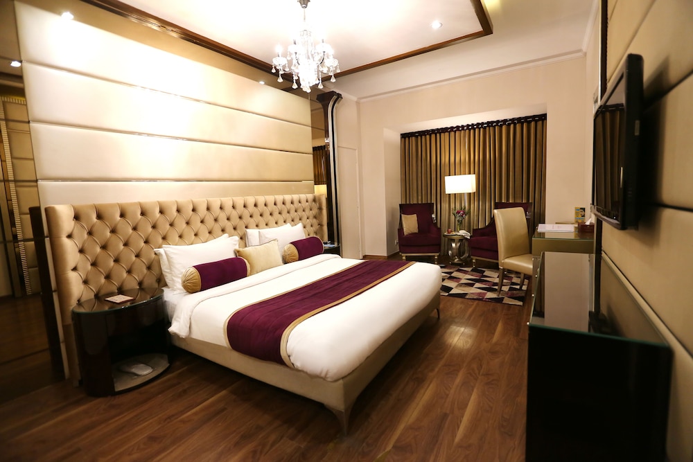 Executive Suite, 1 King Bed, Smoking photo 3
