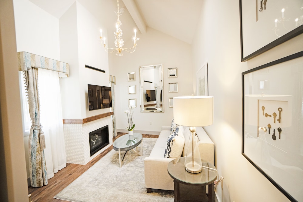 1 King Bed, Ensuite, (Carriage House) photo 2