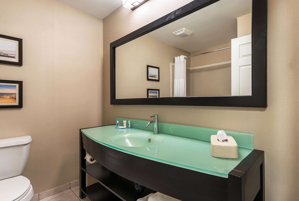 Deluxe Room, 1 King Bed, Non Smoking, Jetted Tub - Photo 6