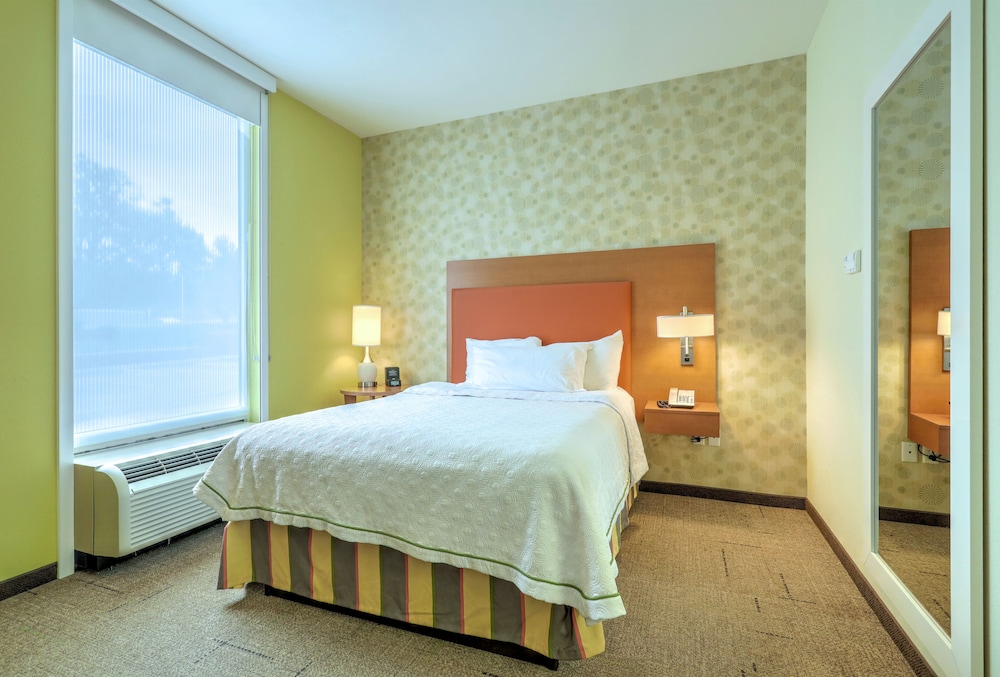 Suite, 1 Queen Bed, Accessible (Roll-in Shower) photo 3