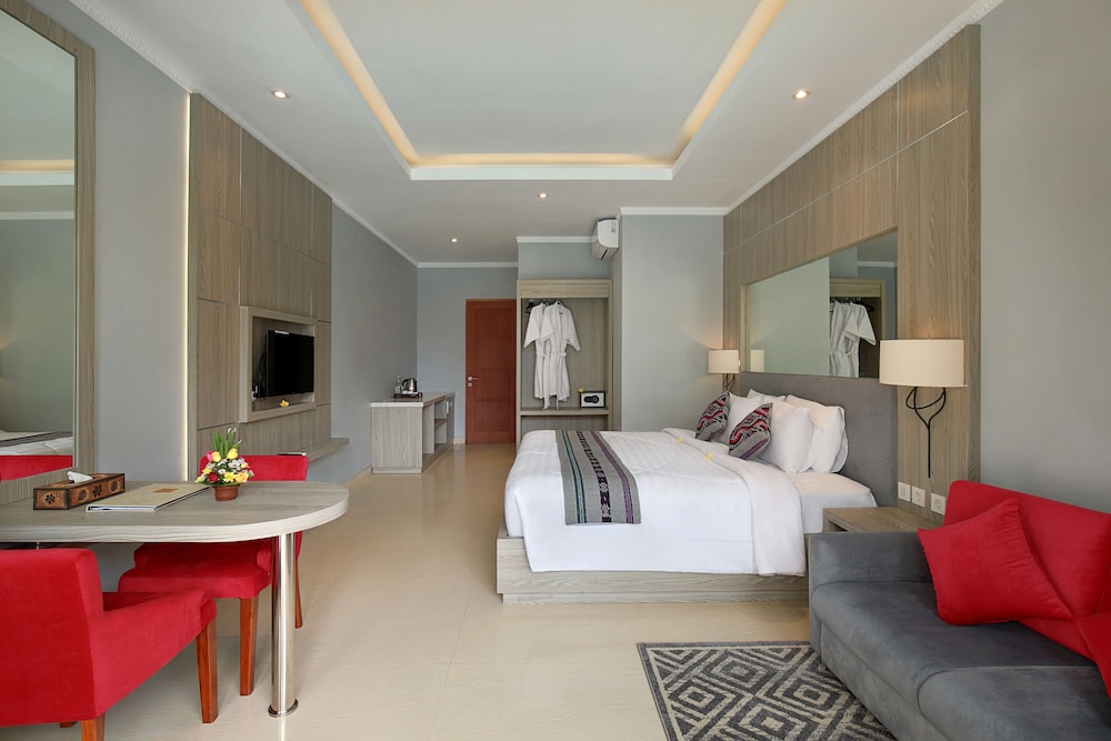 Deluxe Suite, 1 Bedroom, Pool View - Photo 1