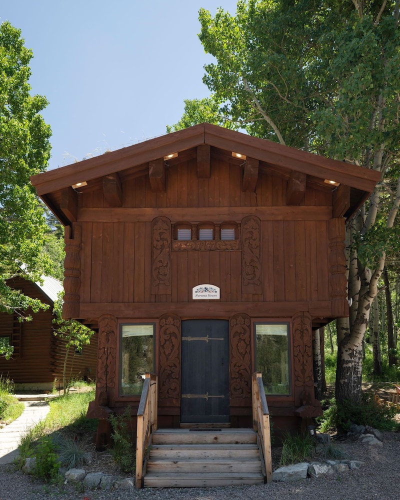 家庭小屋，多张床，阳台