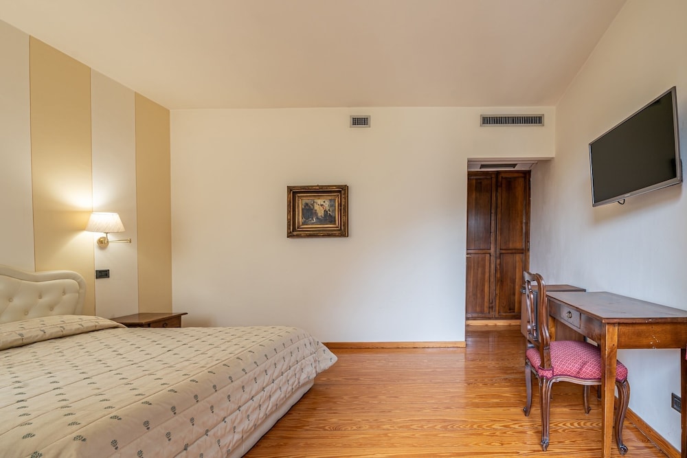 Double or Twin Room photo 3