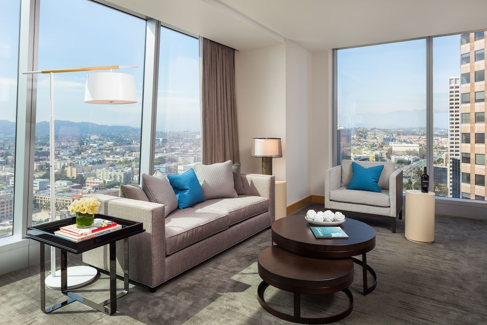 Suite, 1 King Bed, City View - Photo 2