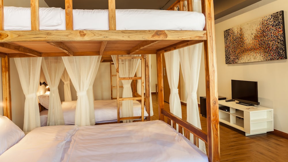 Private room with 4 beds & private bathroom photo 2