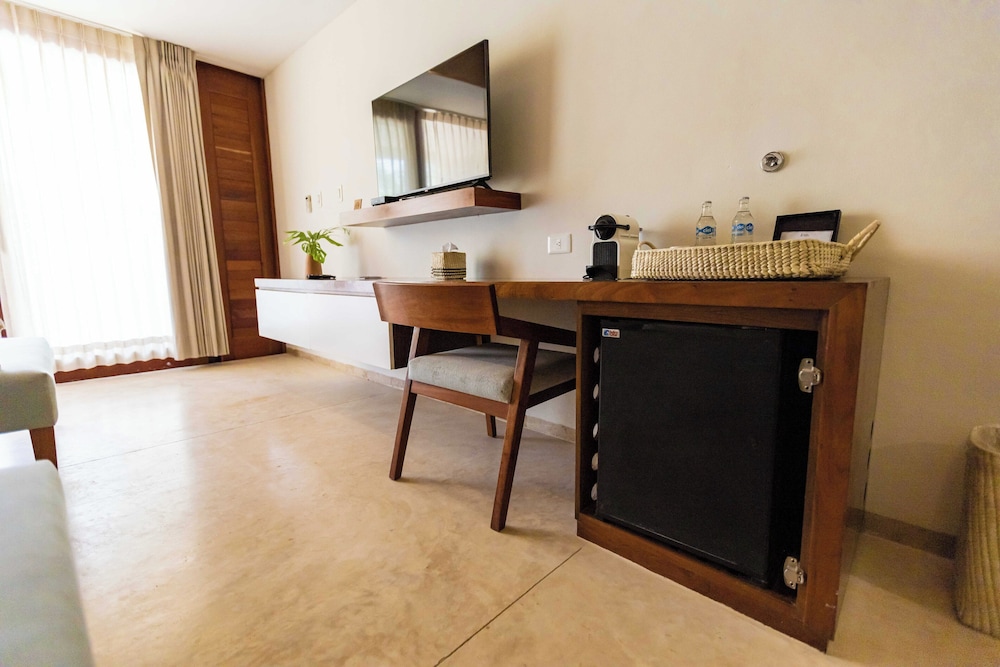 Junior Double Room, Pool View photo 2