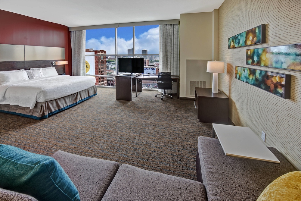 Deluxe Studio Suite, 1 King Bed with Sofa bed (Hearing Accessible) photo 1