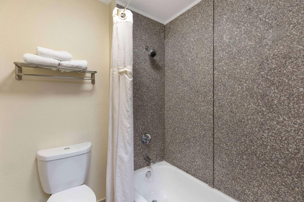 Standard Room, 1 King Bed, Non Smoking, Refrigerator & Microwave - Photo 4