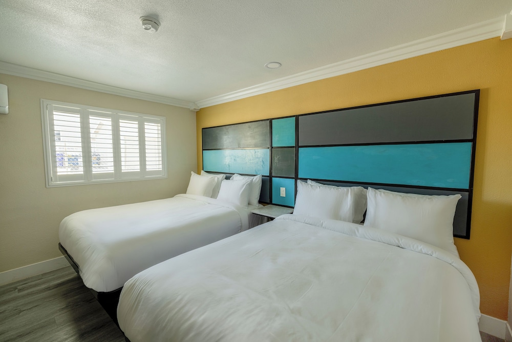 Room, 2 Queen Beds, Accessible Bathtub, Non Smoking - Photo 5