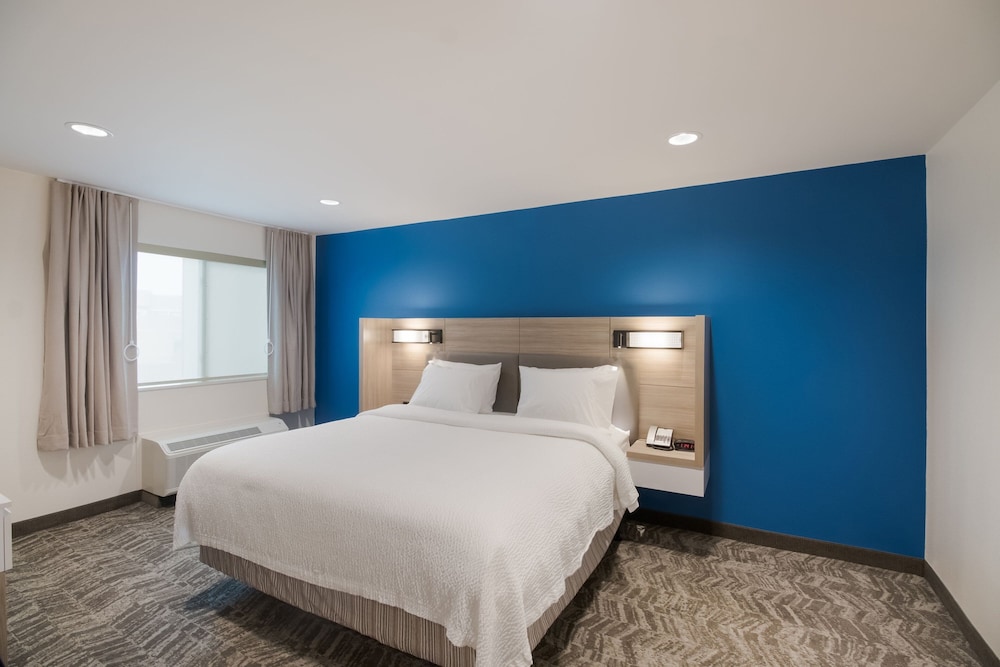 Suite, 1 King Bed with Sofa bed photo 2
