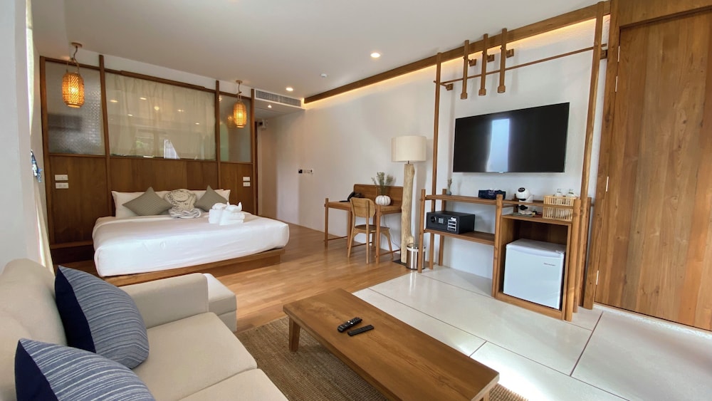 Accessible Luxury Suite with Bathtub on the Balcony - Photo 1