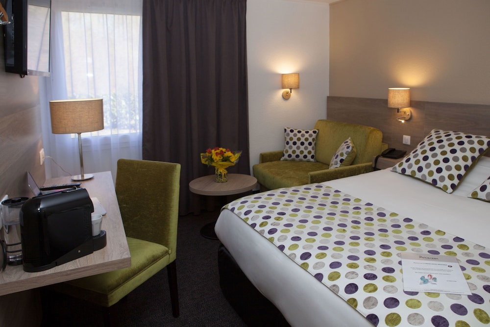 Comfort Room, 1 Queen Bed, Non Smoking, Bathtub (with Single Sofabed) - Photo 8
