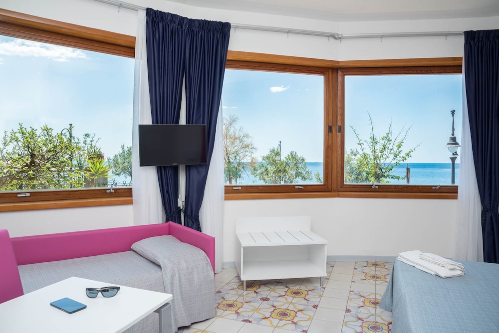 Comfort Room, City View - Photo 8