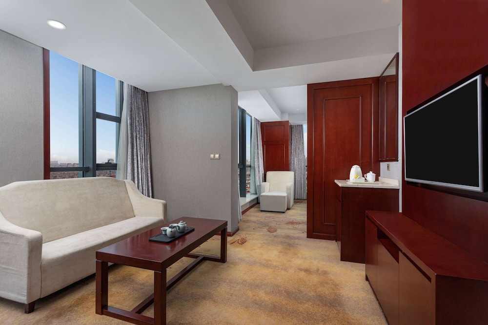 Business Suite, 1 King Bed, Non Smoking