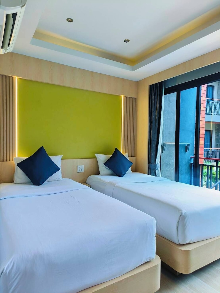Superior Twin Room with Pool View
