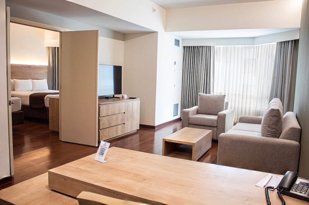 Suite, Multiple Beds, Non Smoking (Upgrade) - Photo 9