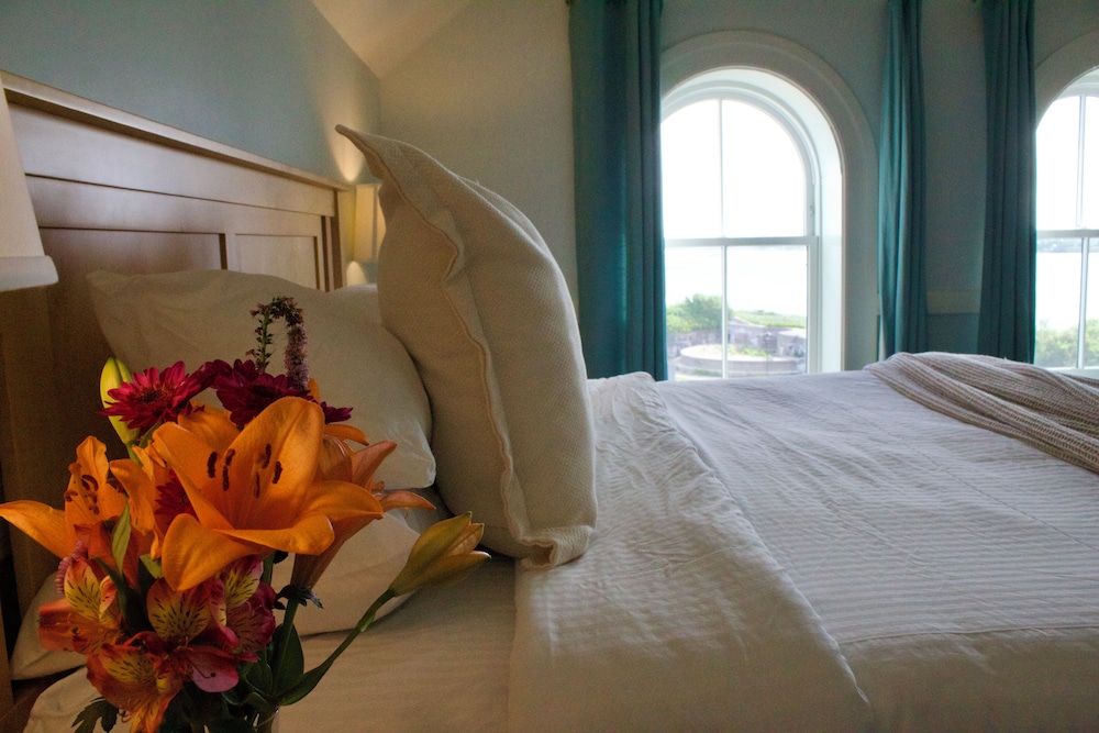 Deluxe Room, 1 King Bed, Ocean View photo 2