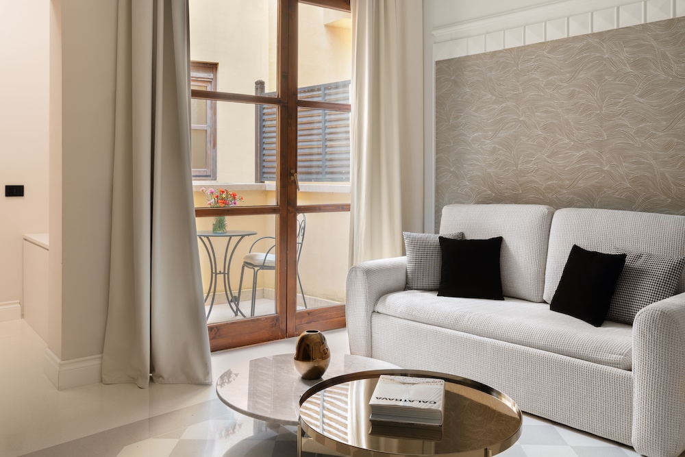 Studio Suite - Photo 1