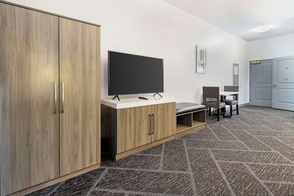Room, 1 King Bed (Dining Table)