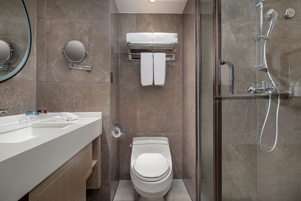 Premium Room, 1 King Bed, Club Lounge Access (Up to 3 Adults) - Photo 9