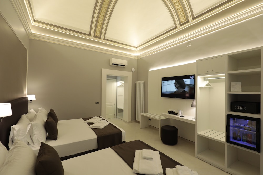 Deluxe Quadruple Room, Multiple Beds, City View photo 3