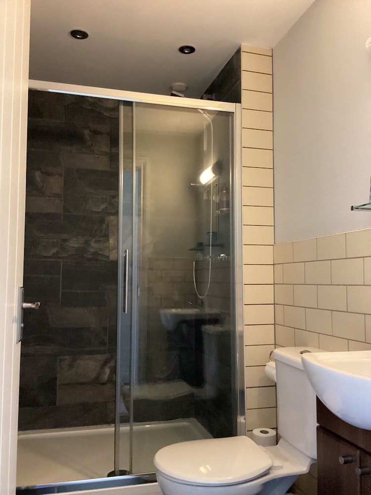Family Suite, Ensuite photo 3