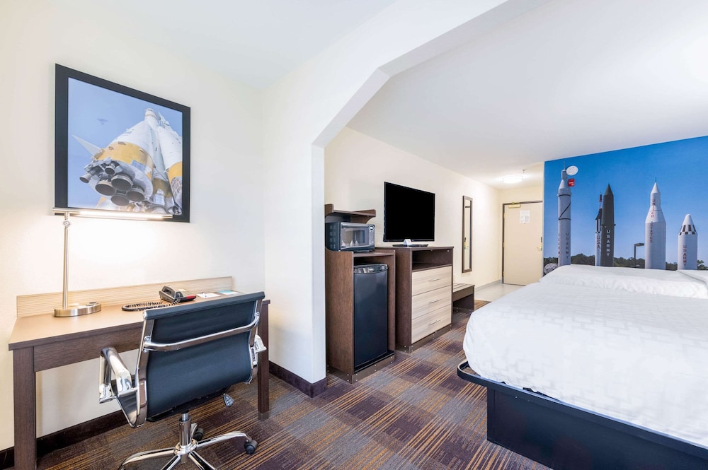 Suite, Multiple Beds, Non Smoking - Photo 4