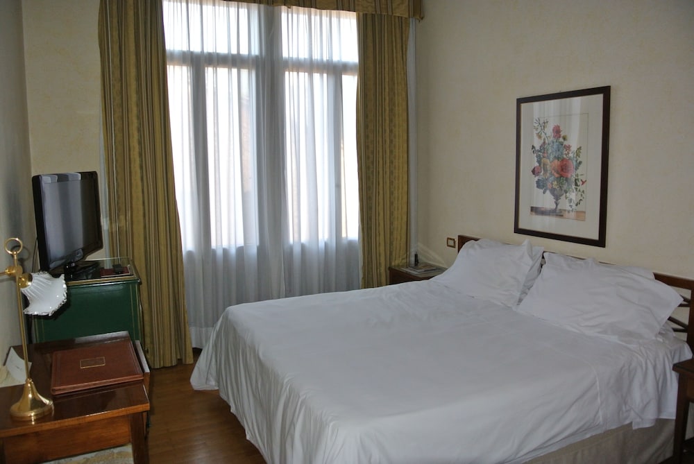Classic Twin Room thumbnail 5