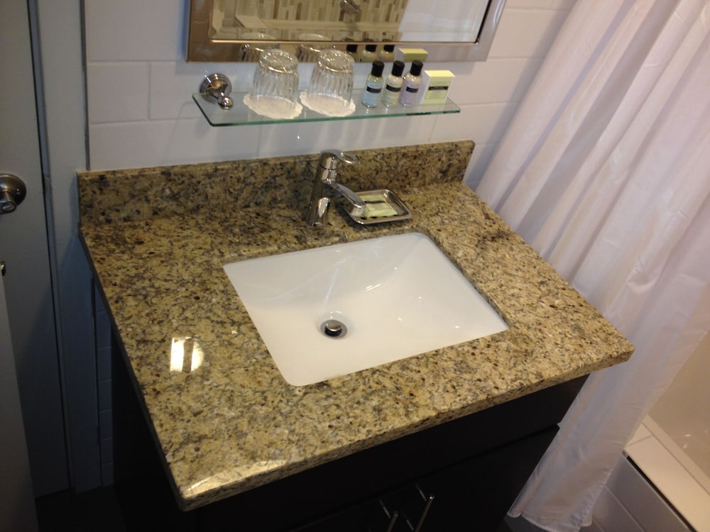 Suite, 1 Bedroom, Kitchen - Photo 11