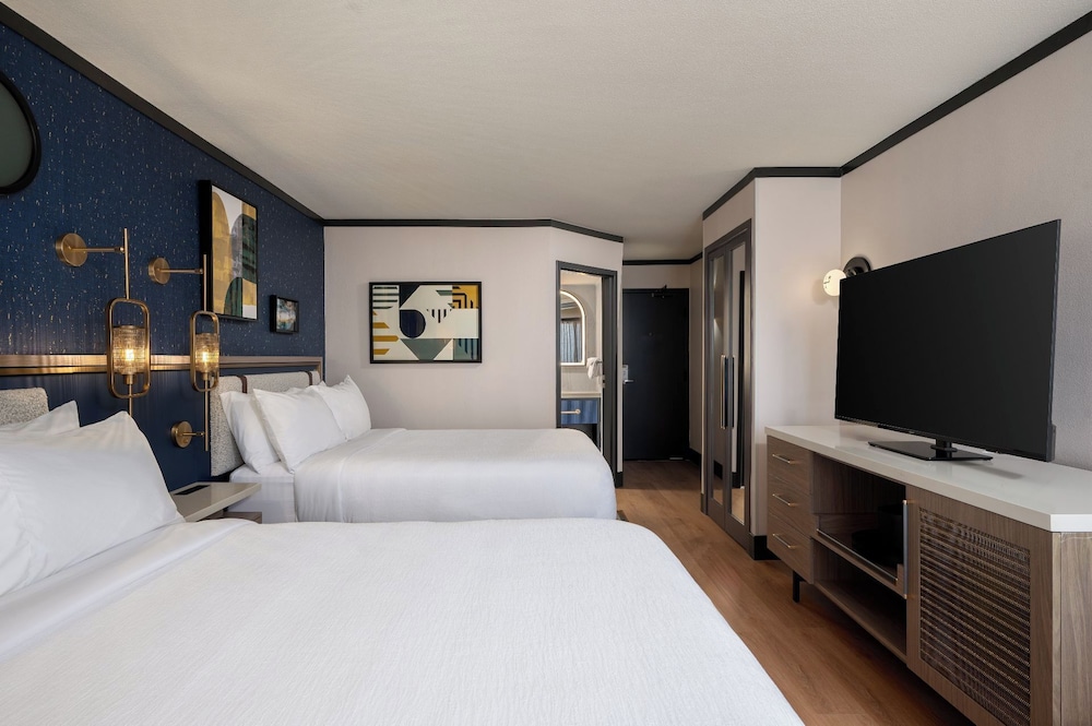 Standard Room, 2 Queen Beds photo 2