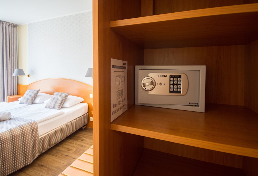Deluxe Double Room - Photo 11