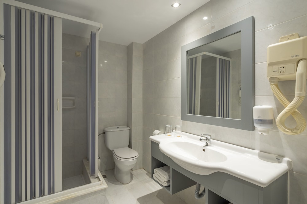 Standard Triple Room (Back View) - Photo 8