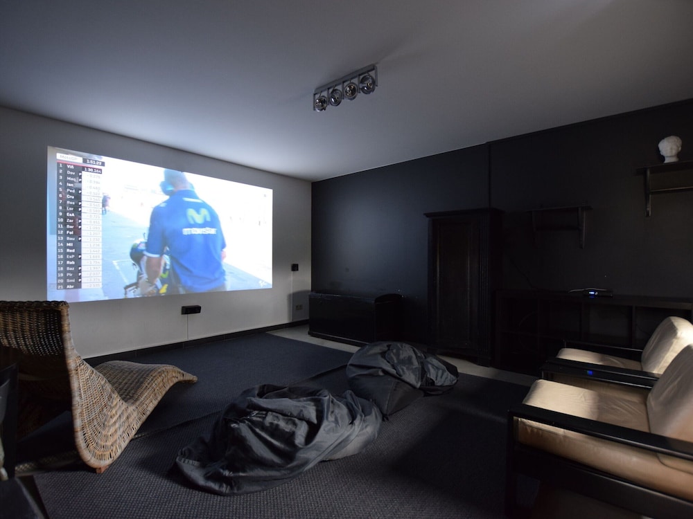 Classic Cottage, Multiple Bedrooms photo 3