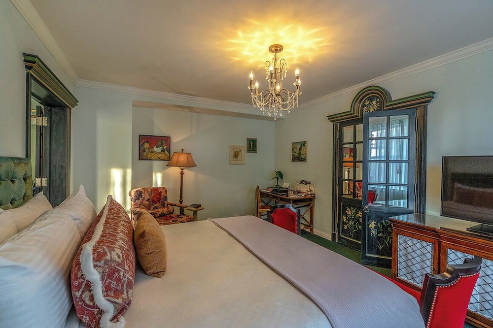 Superior Suite, 1 King Bed (Calliope King Suite) photo 1