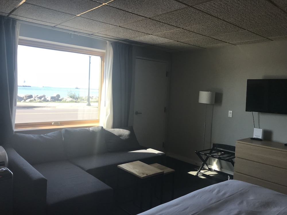 Premium Room, 1 King Bed, Lake View photo 3