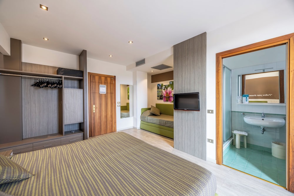 Family Room, Terrace - Photo 2