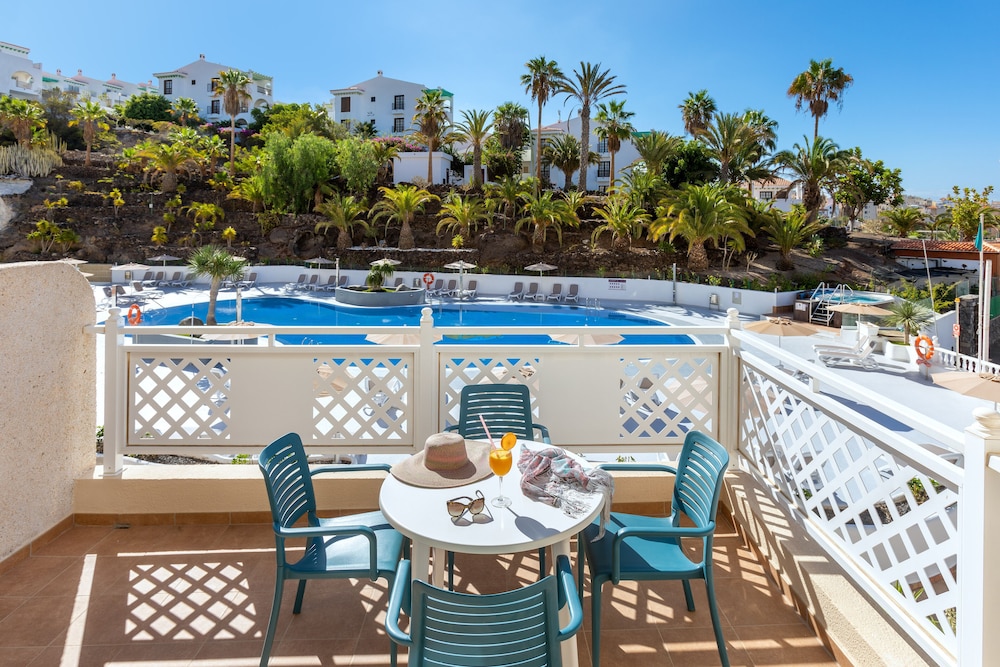 Suite, Kitchen, Pool View (3 adults and 1 child)
