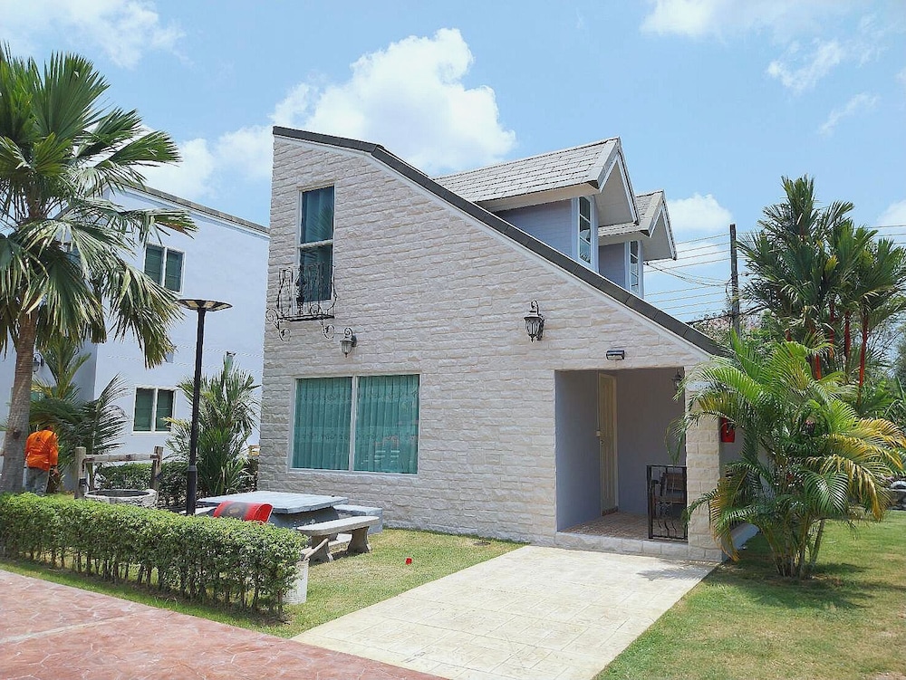 Family Home - Photo 6