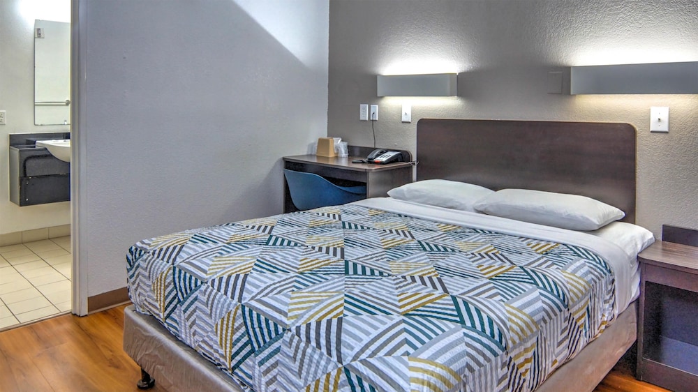Standard Room, 1 Queen Bed, Smoking, Refrigerator & Microwave photo 1